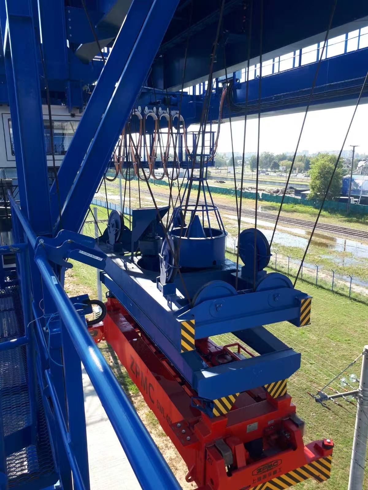 コンテナクレーン回転用のギアモーター